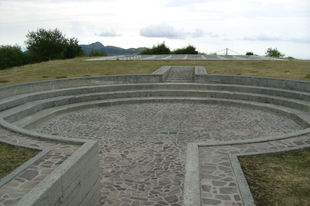 Monumento di Pace e Libertà: un'area commemorativa immersa nella natura, simbolo di armonia e memoria storica.