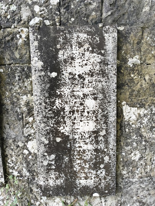 Sepolcri commemorativi delle vittime dell'eccidio di Vallucciole, simbolo di memoria e resistenza.