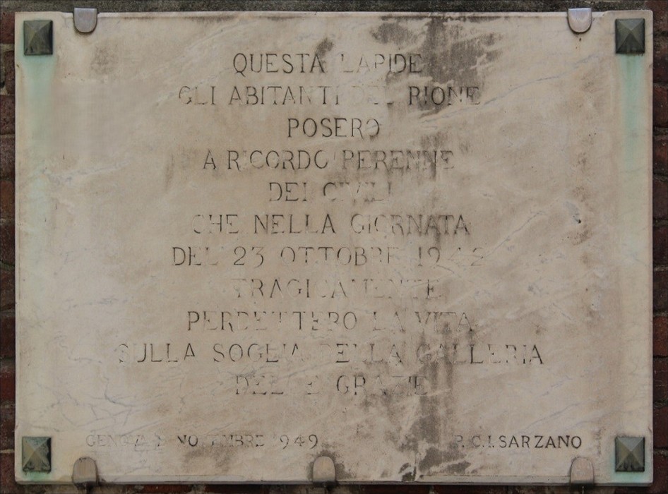Lapidi commemorative in memoria della tragedia delle Grazie, onorando le vittime e la loro memoria.