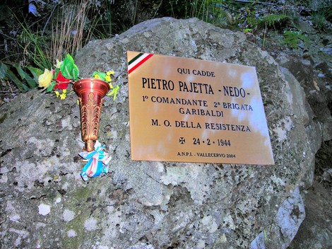 Targa commemorativa in onore di Pietro Pajetta, comandante della resistenza, posta su una roccia.