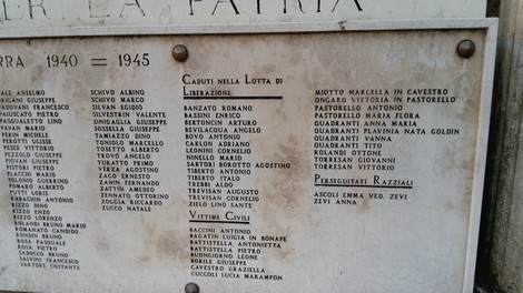 Lapide commemorativa dedicata ai caduti nella lotta di liberazione, con nomi di vittime e riconoscimenti.