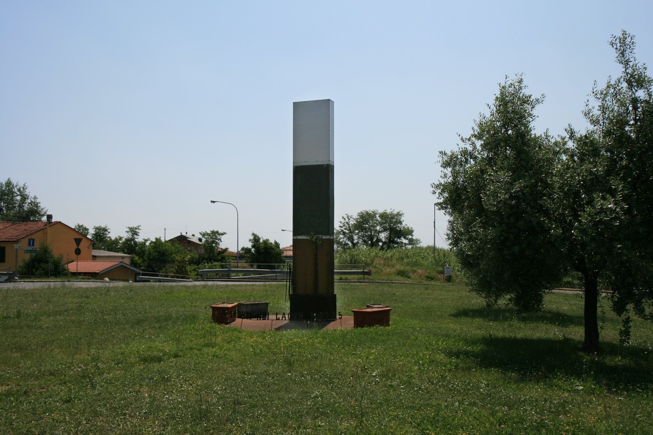 Monumento ai caduti nei lager, in memoria delle vittime della persecuzione nazifascista.