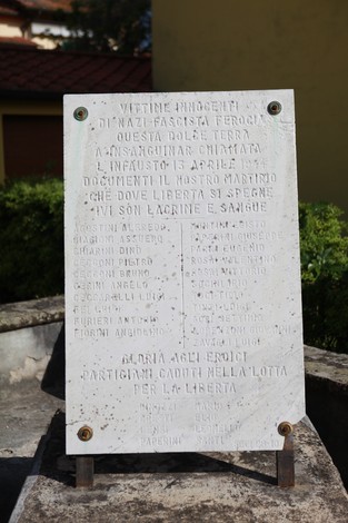 Monumento ai caduti di Soci, commemorazione dei martiri della Resistenza con inscrizioni in onore dei caduti.