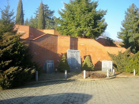 Monumento ai caduti, dedicato alla memoria dei soldati, immerso nel verde e nella tranquillità.