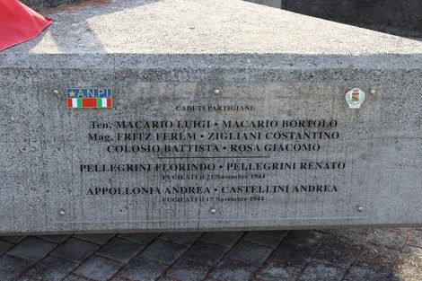Monumento ai caduti partigiani, commemorazione di eroi della Resistenza con iscrizioni memoriali.