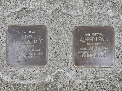 Pietre d'inciampo commemorative per Jenny Hammerschmidt e Alfred Lewin, martiri della Seconda Guerra Mondiale.