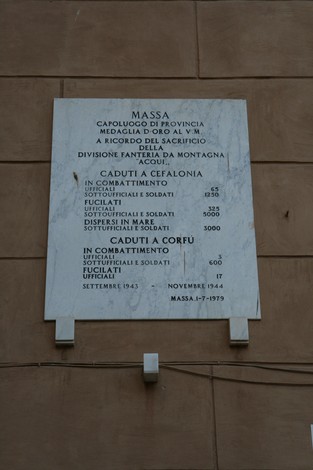 Lapidi commemorative nel Municipio di Massa, dedicate ai caduti della Divisione Fanteria di Montagna.