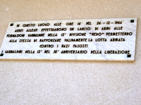 Lapide commemorativa dell'aviolancio avvenuto nel 1944, per onorare le forze armate e la resistenza contro i nazifascisti.