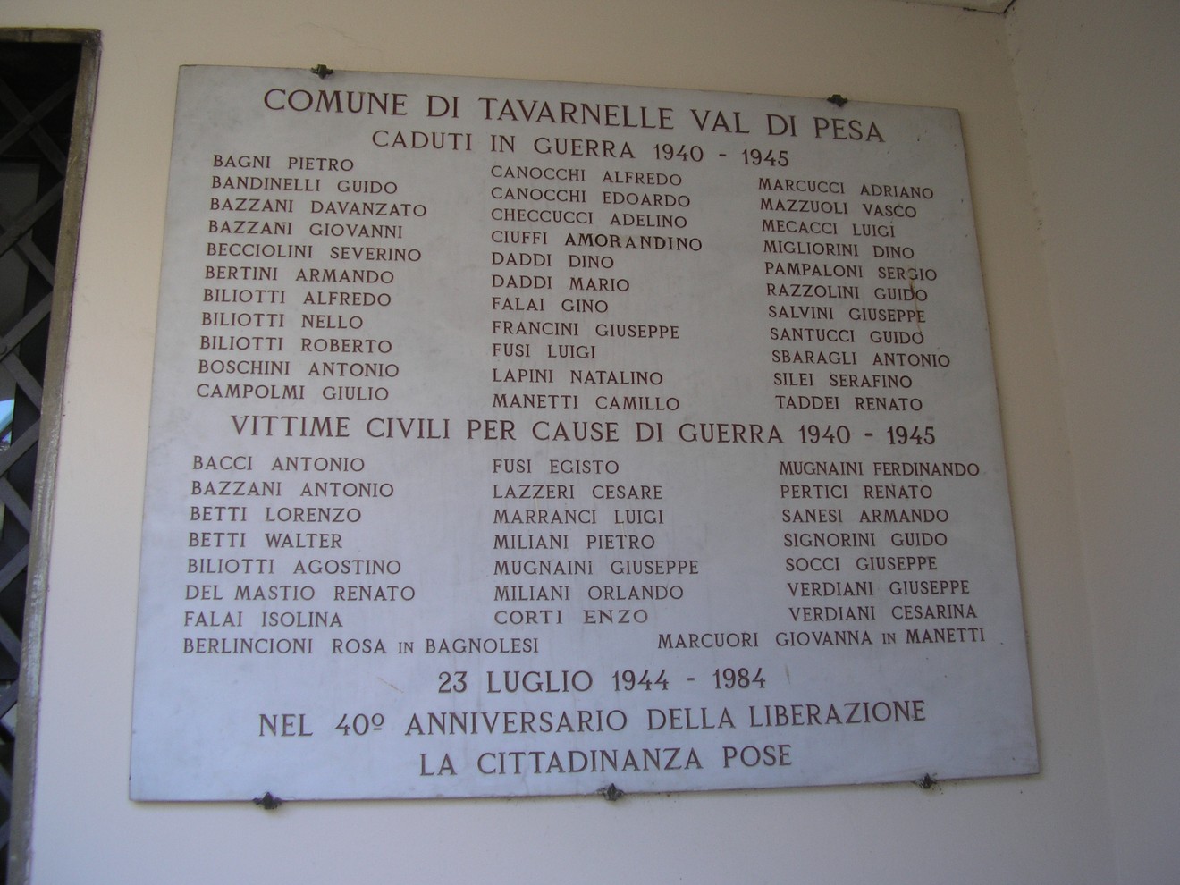 Lapide commemorativa ai caduti e alle vittime civili della guerra, situata a Tavarnelle Val di Pesa.