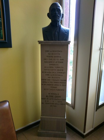 Busto di Alcide Cervi, commemorazione della Resistenza e delle lotte per la libertà.