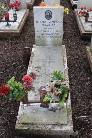 Tombe perpetue dei caduti per la Libertà, con fiori e candele commemorate.