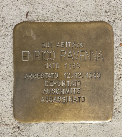 Pietra d'inciampo dedicata a Enrico Ravenna, vittima della Shoah, installata in memoria della sua storia.