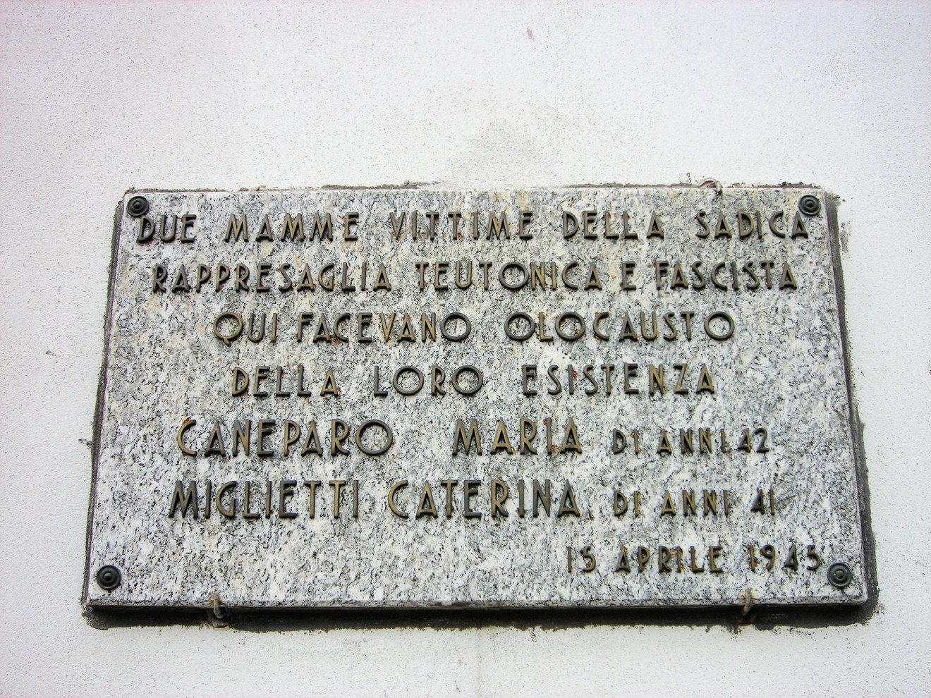 Lapide commemorativa dedicata a Caneparo Maria e Miglietti Caterina, vittime del regime fascista.