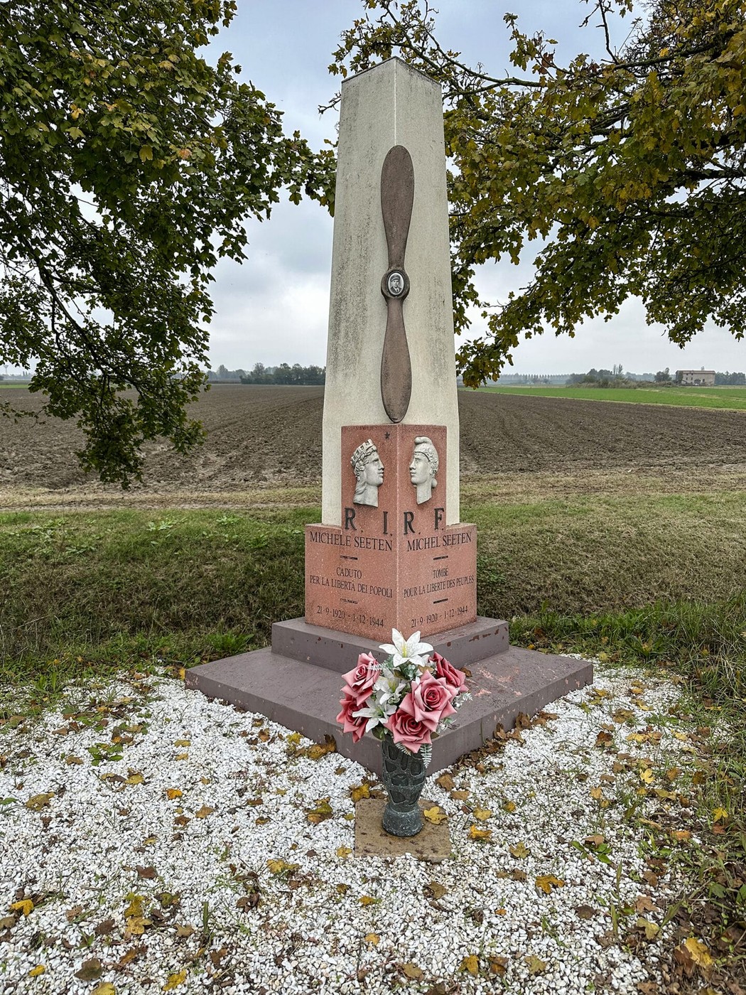 Monumento a Seeten, dedicato alla memoria di personaggi storici, con dettagli architettonici e fiori commemorativi.