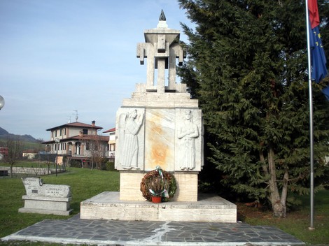 Monumento ai caduti di Nibbiano, un omaggio ai sacrifici dei soldati nella guerra.