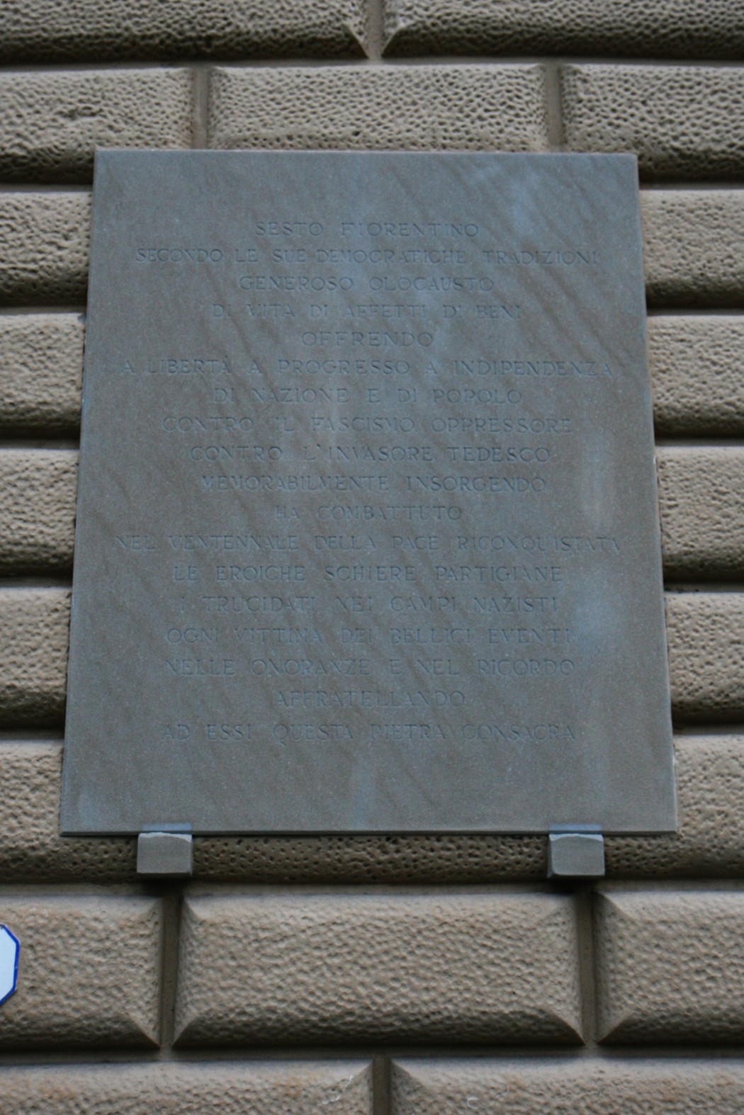 Lapidi commemorative del ventennale, incise su pietra, in memoria di eventi storici significativi.