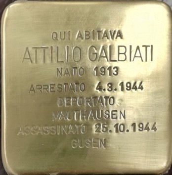 Pietra d'inciampo in ottone incastonata nel selciato, con iscrizione incisa sulla superficie.