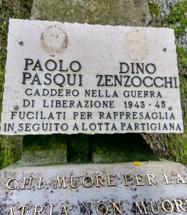 Cippo commemorativo dedicato a Paolo Pasqui e Dino Zenzocchi, caduti durante la guerra di Liberazione.