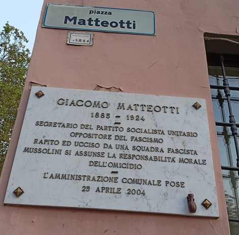 Lapide commemorativa dedicata a Giacomo Matteotti, situata in piazza Matteotti, a ricordarne l'opposizione al fascismo.