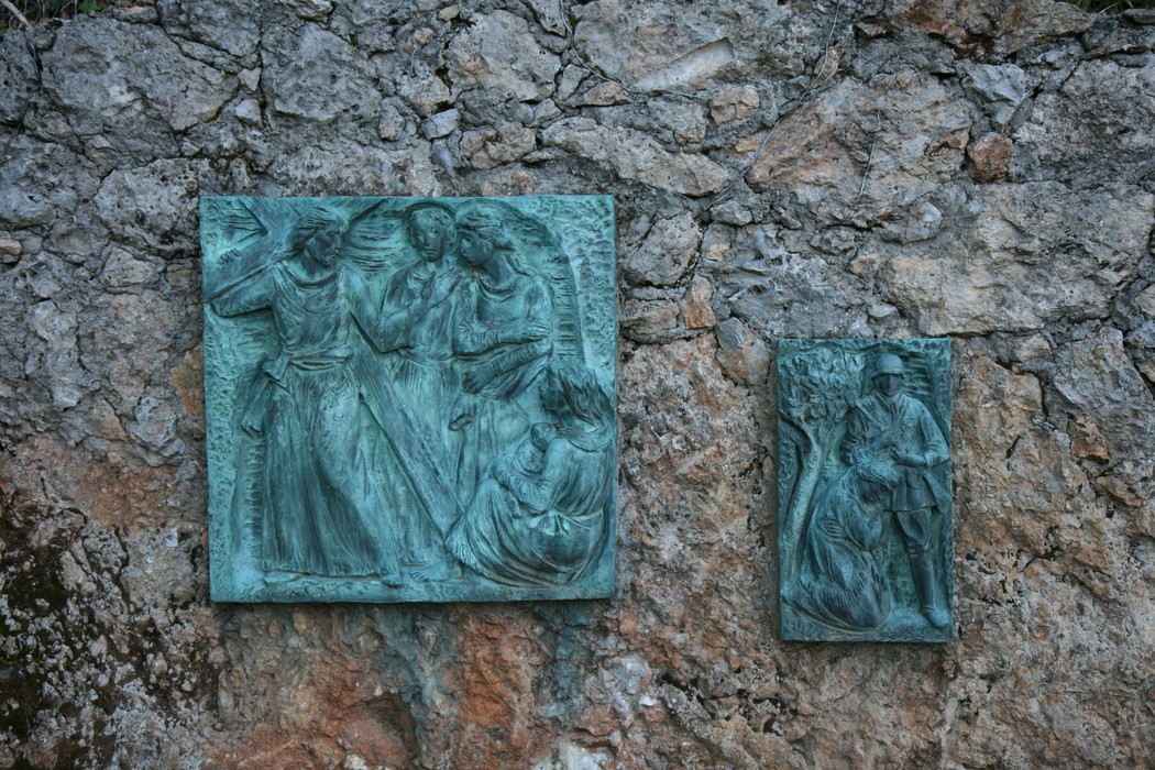 Rappresentazione bronzea della Via Crucis, situata a Sant'Anna di Stazzema, commemorando la passione di Cristo.