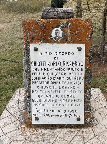 Monumento a Ghiotti, dedicato a Carlo Riccardo, con un'iscrizione commemorativa e un'immagine.