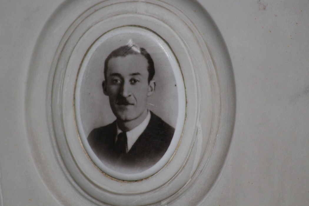 Ritratto in bianco e nero incastonato in un memoriale dedicato ai partigiani di Torbella.
