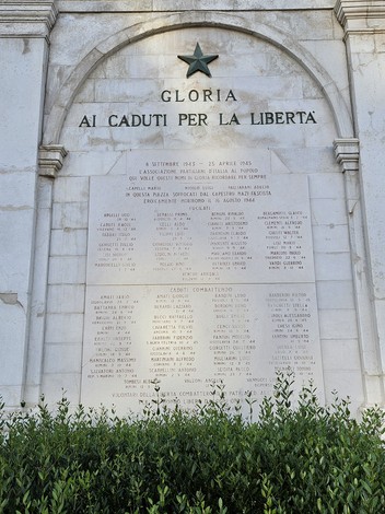 Lapide commemorativa in onore dei caduti per la libertà, decorata con una stella sopra il testo.
