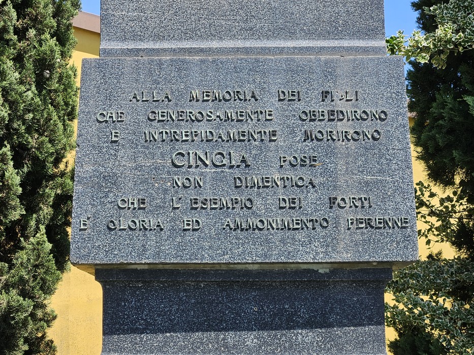 Monumento commemorativo ai Caduti di Cingia de' Botti, con iscrizioni tributarie ai valorosi.