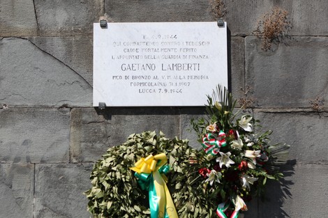 Lapide commemorativa a Gaetano Lamberti, onore a un eroe caduto durante la Seconda Guerra Mondiale.