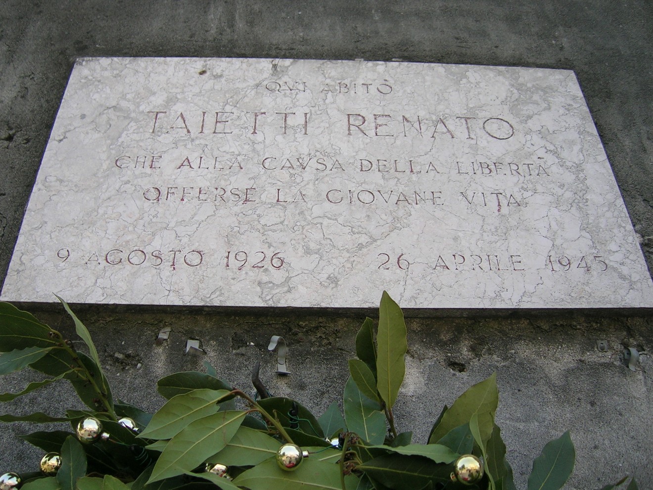 Lapide commemorativa in onore di Renato Taietti, caduto per la libertà.