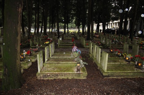 Tombe monumentali circondate da alberi, decorate con fiori e lumini, commemorano i caduti per la Libertà.