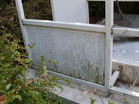 Monumento commemorativo per le vittime civili della provincia di Reggio Emilia, con nomi incisi in memoria.