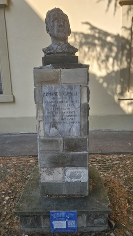 Monumento a Cavalli con un busto su un basamento in pietra, dedicato a una figura storica.