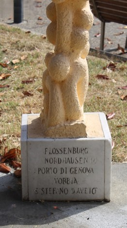 Monumento ai caduti di Cornigliano, scultura commemorativa in un contesto di verde urbano.