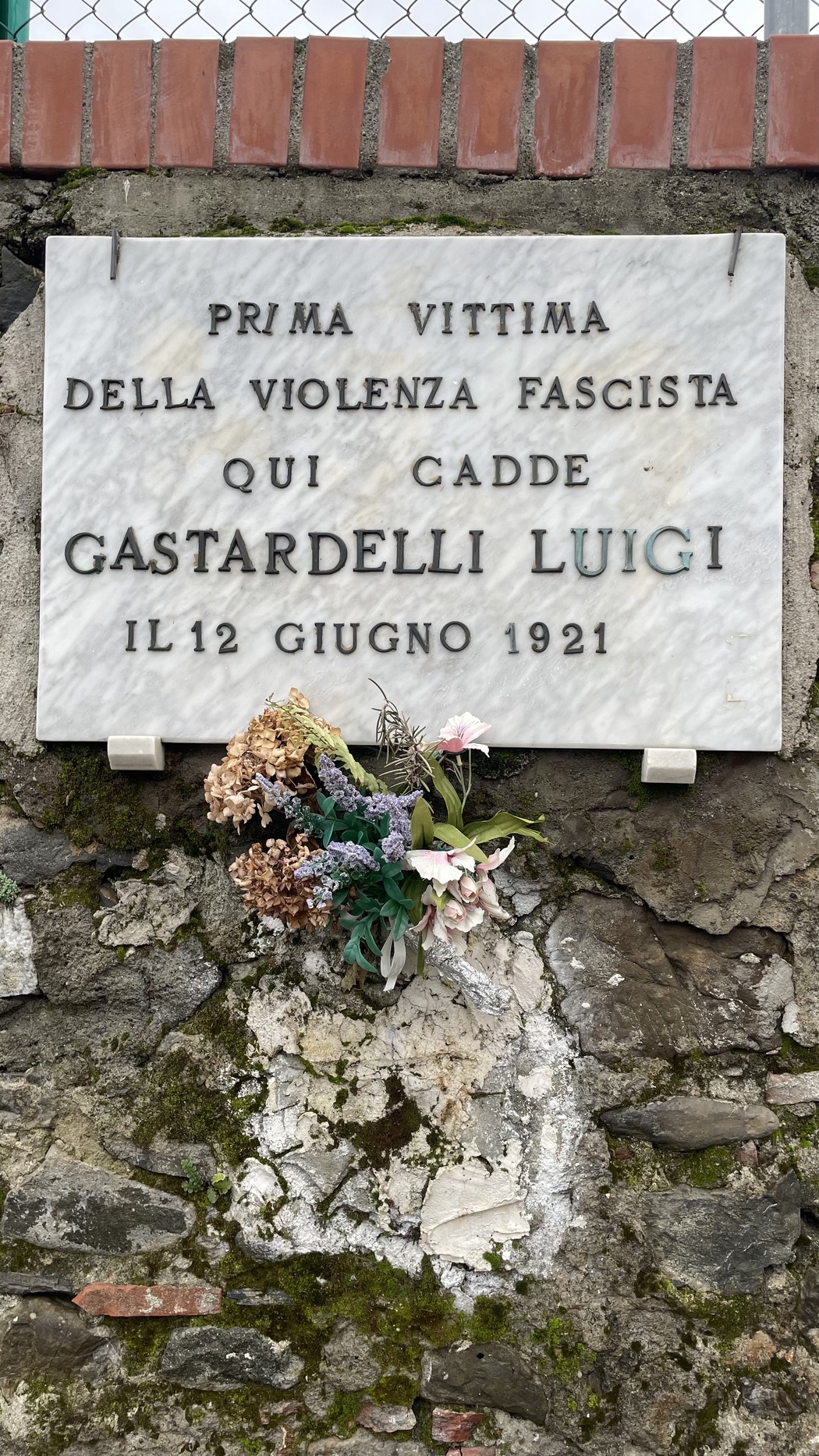 Lapide commemorativa di Gastardelli, vittima della violenza fascista, datata 12 giugno 1921.