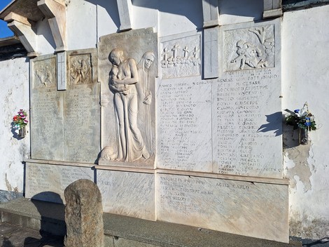 Monumento ai caduti di Lucento e Ceronda, con omaggio a soldati e sculture commemorative.