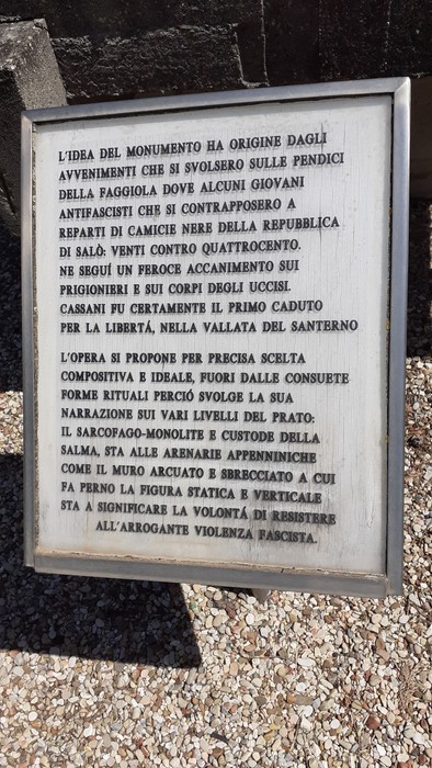Monumento commemorativo del Sepocro di Cassani, dedicato ai martiri e alla resistenza, situato in un luogo suggestivo.
