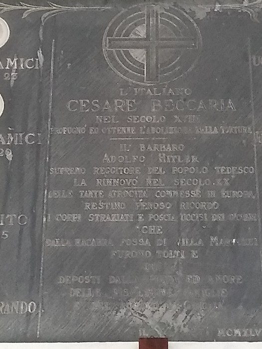 Sacrario dedicato alle vittime dell'eccidio di Villa Martuzzi, con iscrizioni commemorative e simboli.