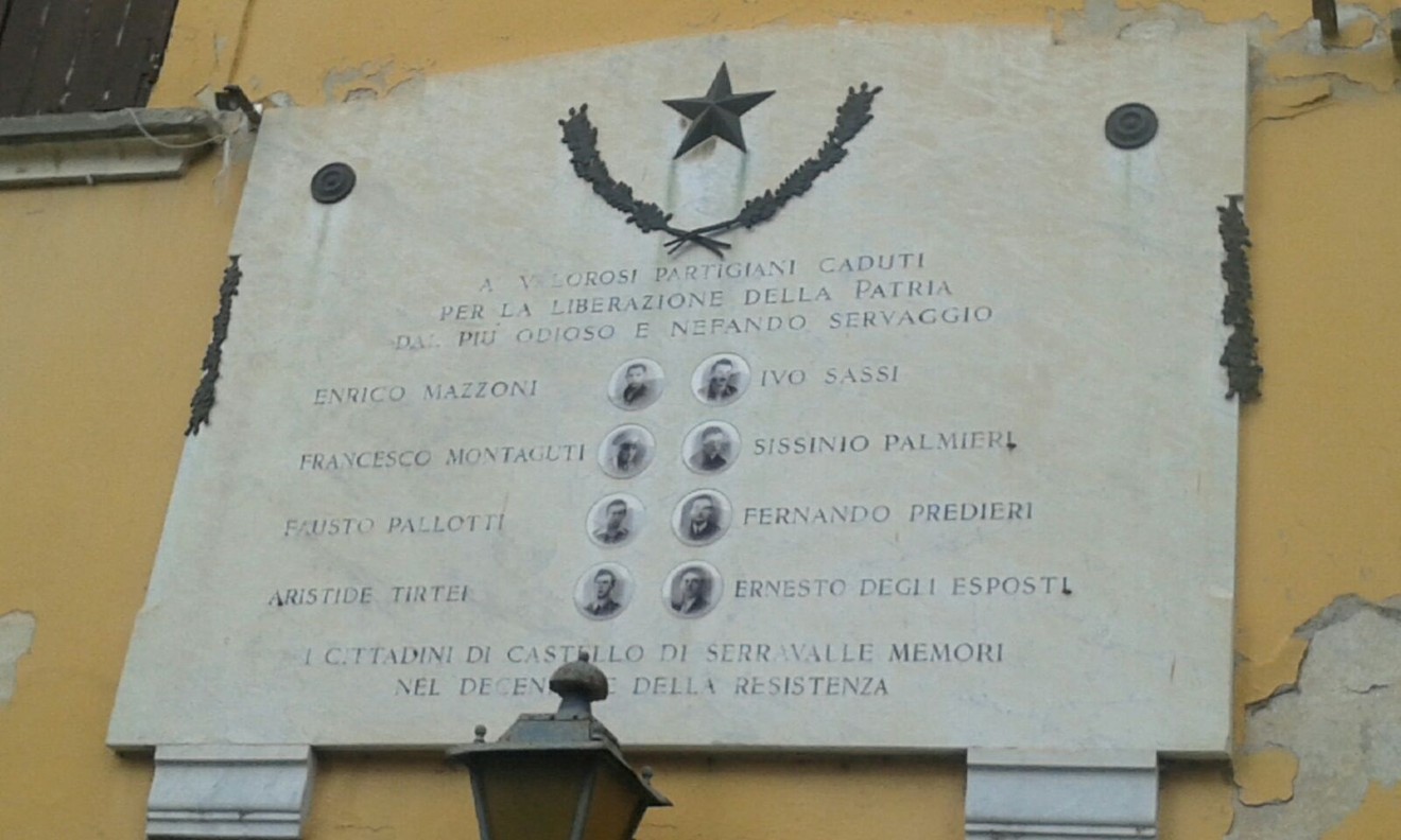 Lapide commemorativa ai partigiani caduti di Castello di Serravalle, con nomi incisi in memoria della resistenza.