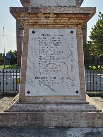 Monumento ai Caduti di Saletta, con una base in pietra e lastre commemorative per i caduti delle guerre.