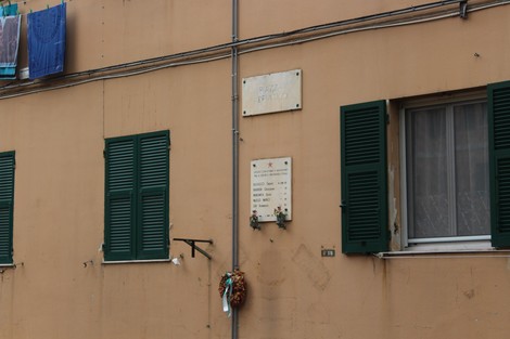 Lapide commemorativa per i caduti per la Libertà a Ponte Carrega, con dettagli architettonici circostanti.