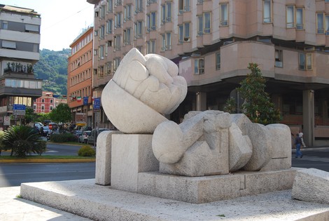 Monumento alla Resistenza: scultura simbolica che celebra la lotta per la libertà e la dignità umana.