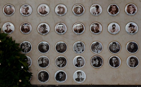 Il "Sacrario dei caduti per la Libertà" mostra ritratti commemorativi di soldati, simbolo di onore e memoria.