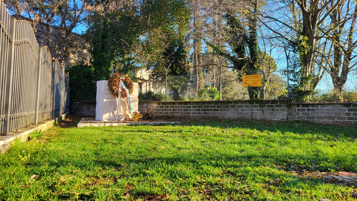 Monumento dedicato alle vittime dei bombardamenti, situato in un verdeggiante spiazzo.