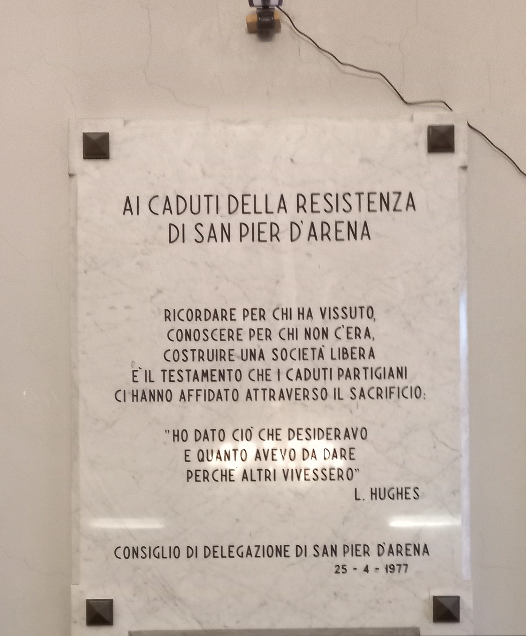 Lapidi commemorative dedicate ai caduti della Resistenza di San Pier d'Arena, con un messaggio di ricordo e sacrificio.