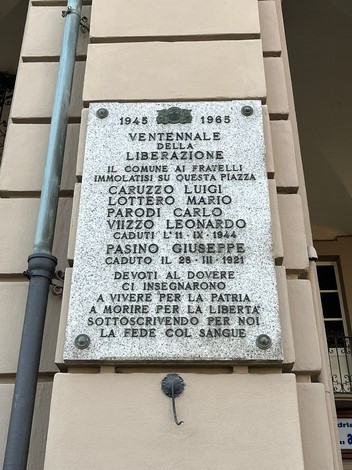 Lapide commemorativa per il ventennale della Liberazione, con nomi di caduti e annata 1945-1965.