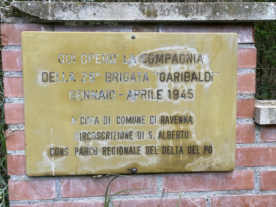Monumento che celebra la 28ª Brigata "Garibaldi", testimonianza storica nel Parco del Delta del Po.