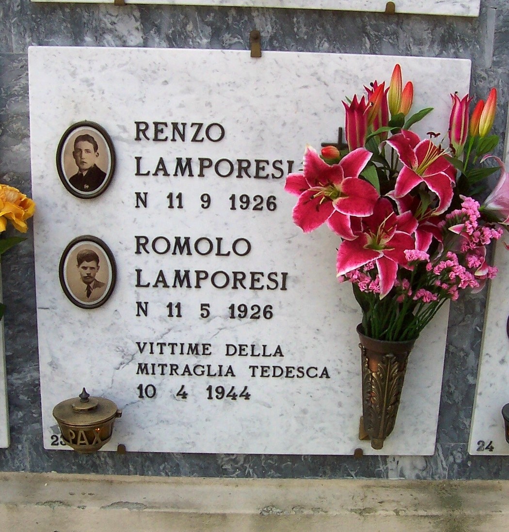 Tomba dei cugini Lamporesi, con fiori e fotografie commemorative, vittime della mitraglia tedesca.