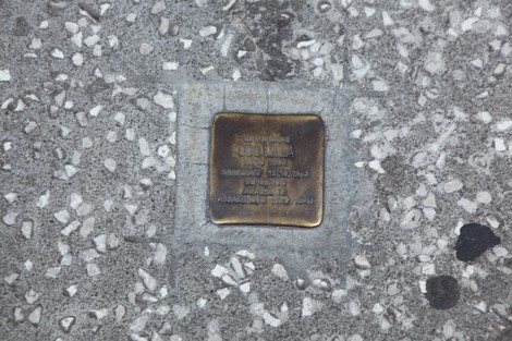 Pietra d'inciampo a Milla, commemorativa di una vittima della persecuzione nazista.