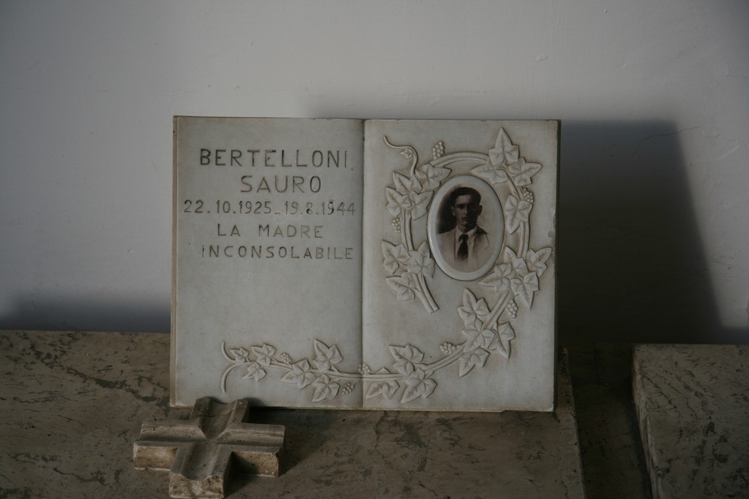 Sacrario dei martiri di San Terenzo: monumento commemorativo con lapide dedicata a Sauro Bertelloni.